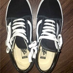 Vans size 12 in woman’s/ 10.5 in men’s. Only worn twice. Great condition paid 80